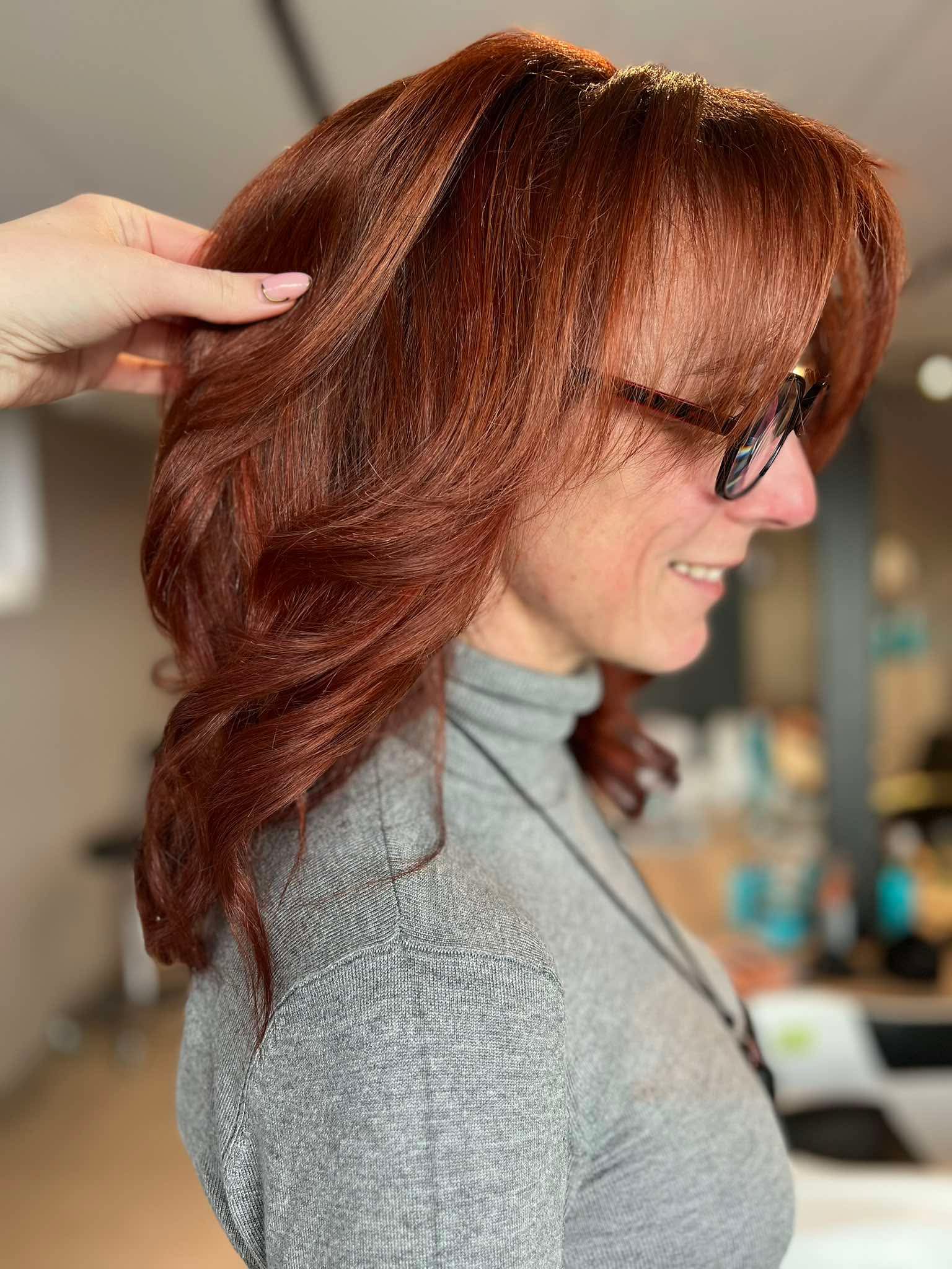 Dame met rood gekleurd haar.
