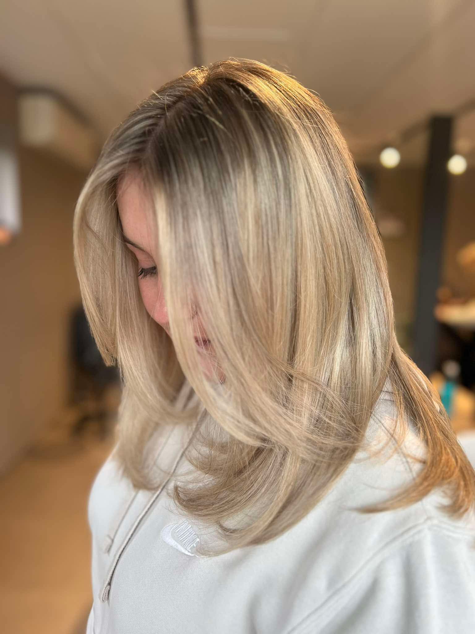 Dame met donker gekleurde bobcut.