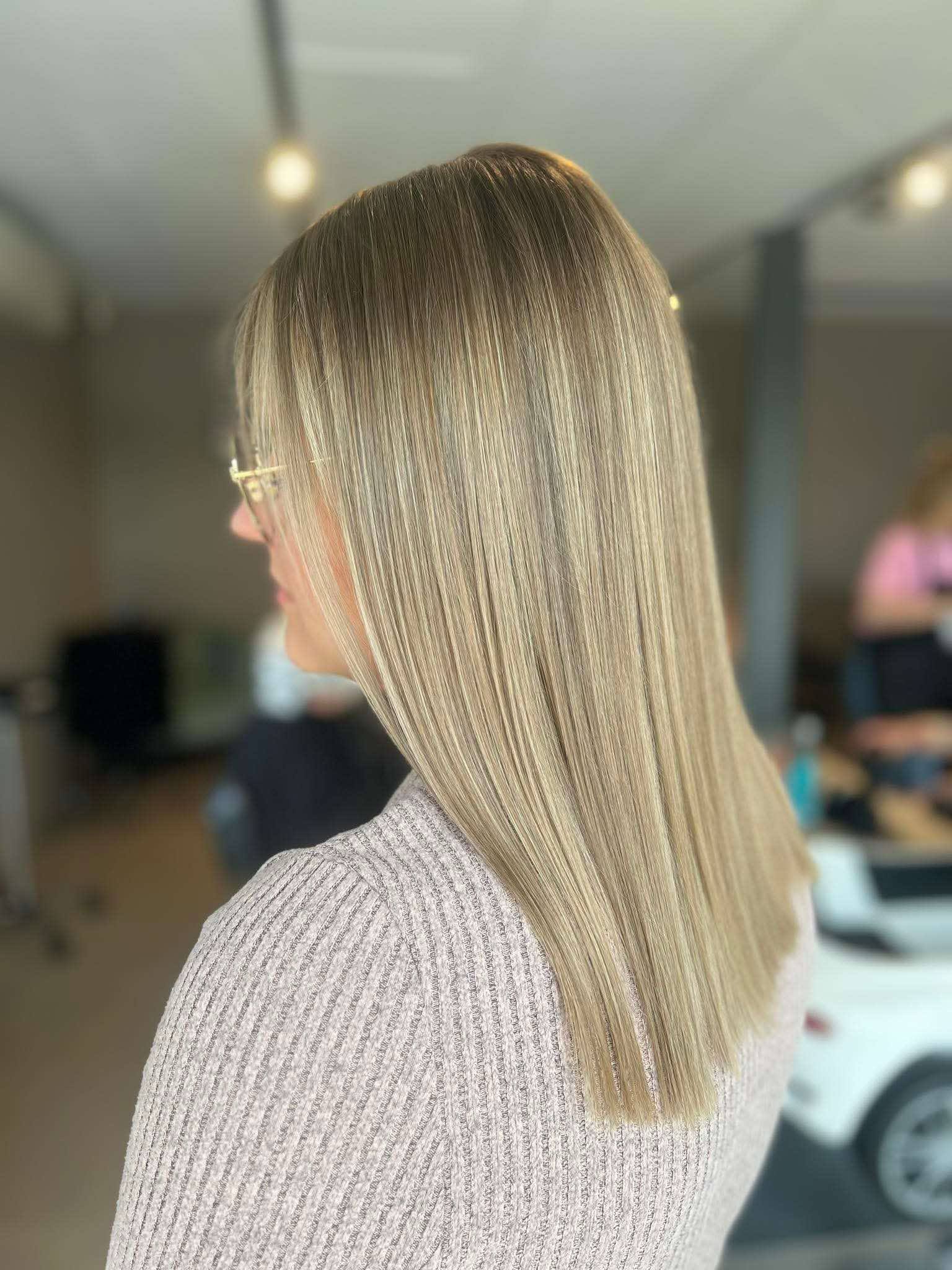 Dame met blond gekleurd lang stijl haar.